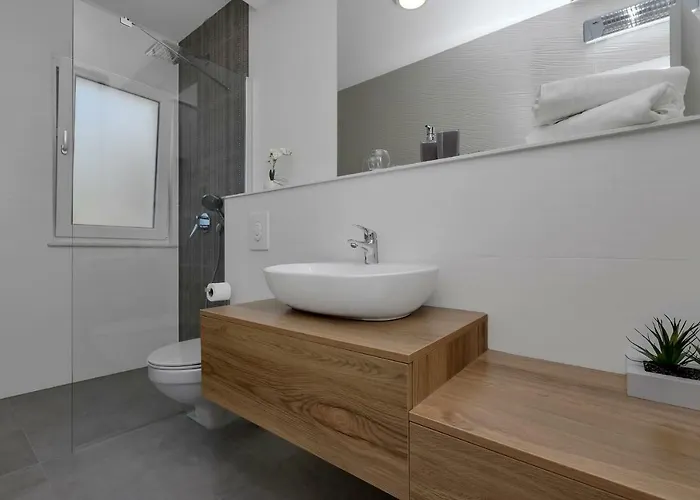 Violet With Salt Water Pool Makarska