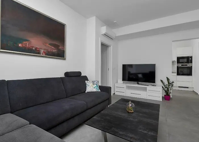 Violet With Salt Water Pool Makarska