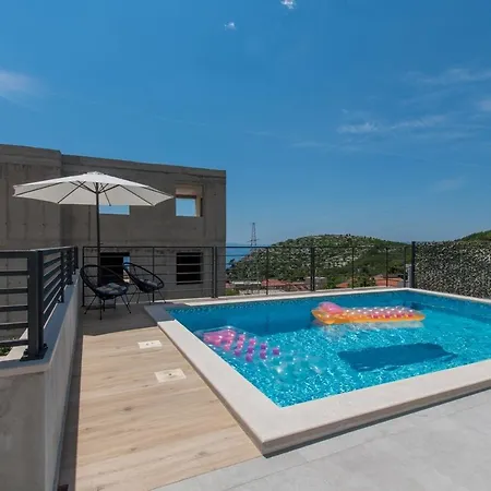 Violet With Salt Water Pool *