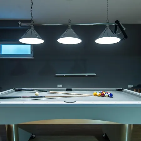 Violet With Salt Water Pool 마카르스카