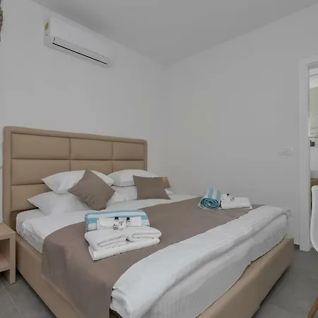 Violet With Salt Water Pool 마카르스카