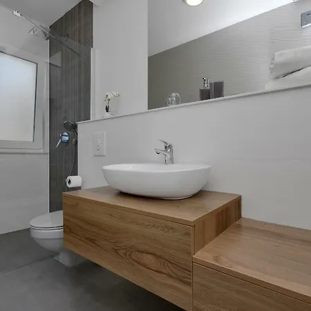 Violet With Salt Water Pool 마카르스카