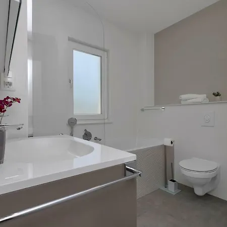 Violet With Salt Water Pool 마카르스카