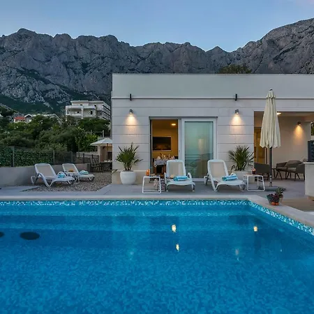 Violet With Salt Water Pool 빌라