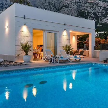 Violet With Salt Water Pool 빌라 *